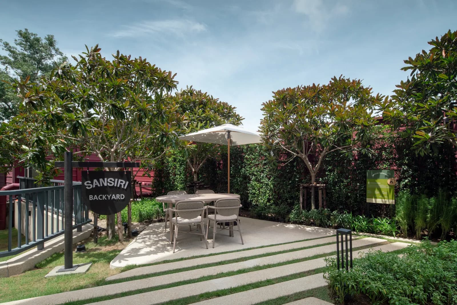 The Base Bukit, Пхукет: сад Sansiri Backyard со столом на открытом воздухе
