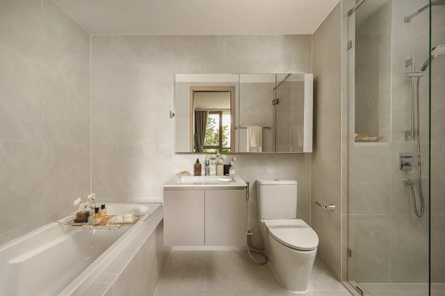 Canvaz Palette, Phuket: Show apartment bathroom