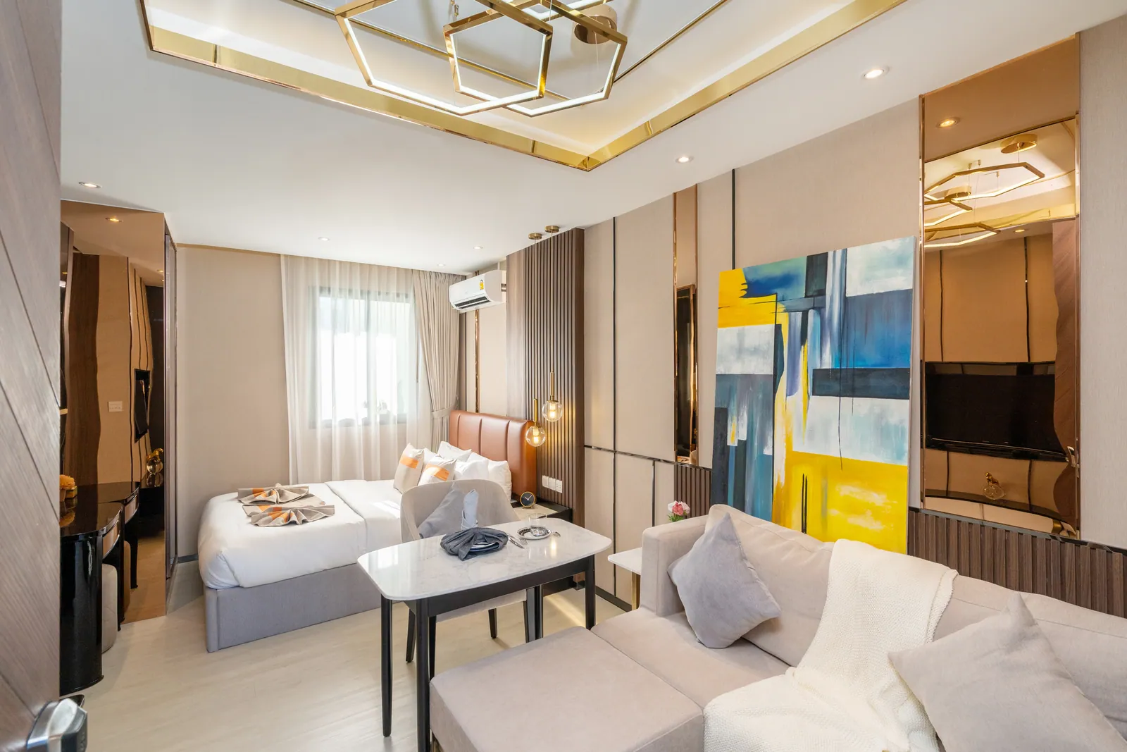 VIP Great Hill, Phuket: 22.5 m² show studio with living and sleeping areas