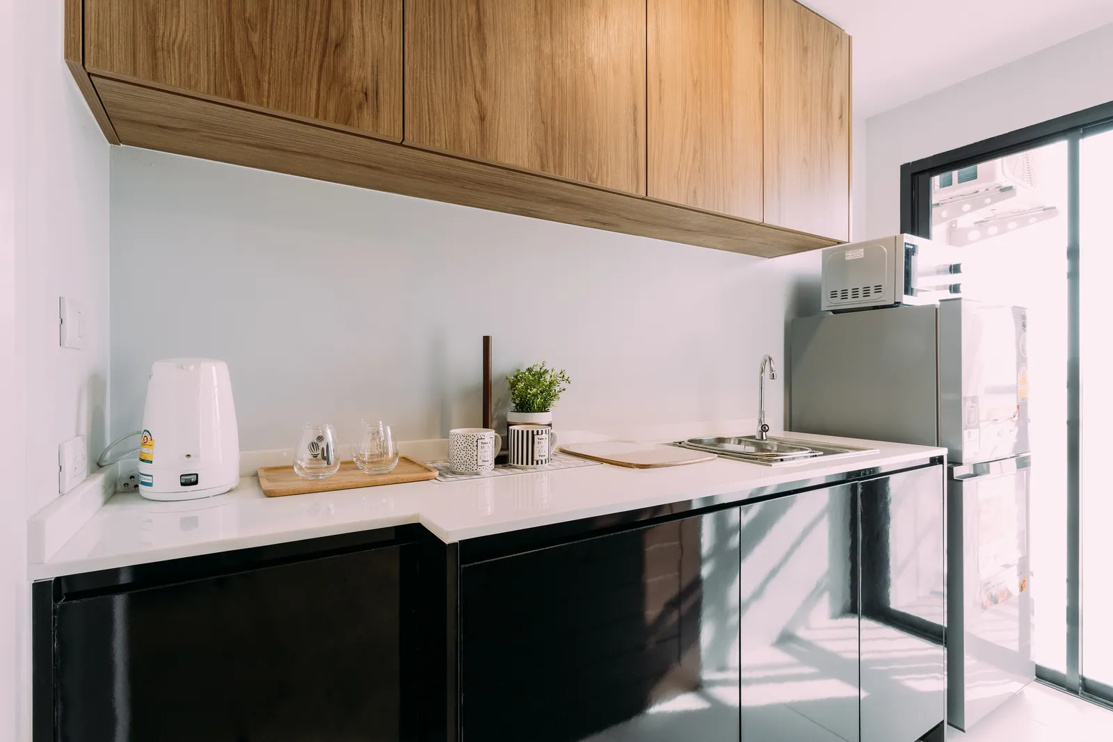 VIP Great Hill, Phuket: kitchen with timber upper cabinets in the 27 m² show studio
