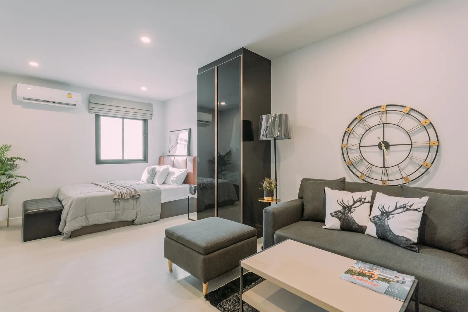 VIP Great Hill, Phuket: 27 m² show studio with a sofa and mirrored storage