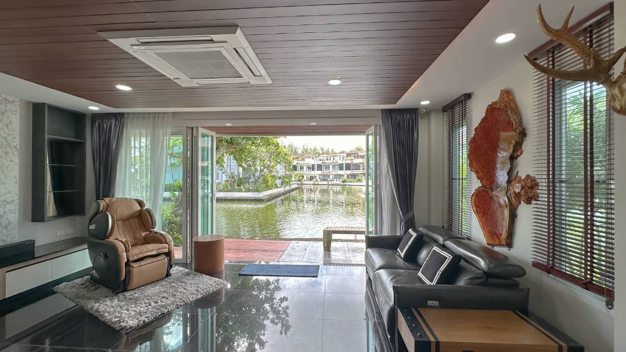 Boat Lagoon Waterfront Home — 2 Bedrooms