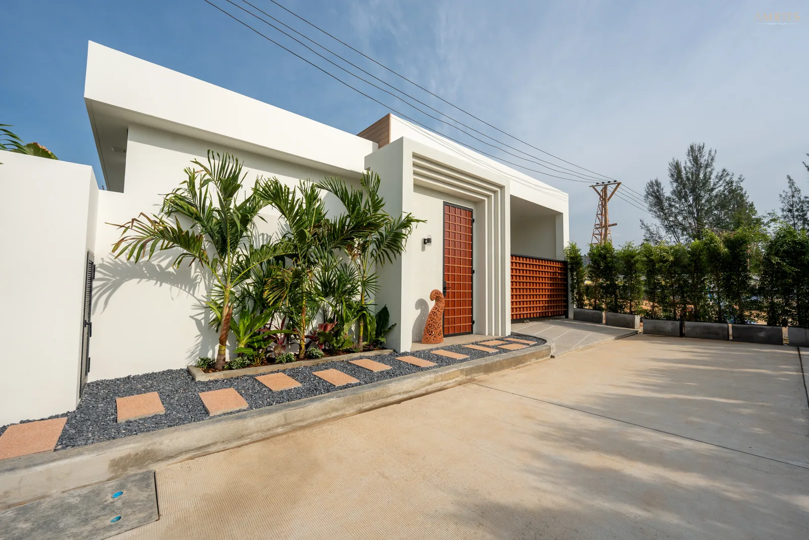 Amrits Luxury Villas, Nai Yang, Phuket: Straßeneingang der fertiggestellten Muster-Villa mit Garten