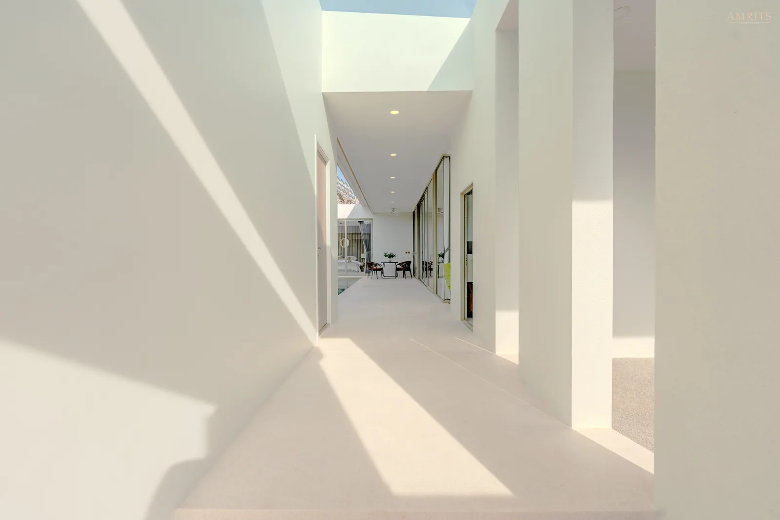 Amrits Luxury Villas, Nai Yang, Phuket: überdachter Gang der fertiggestellten Muster-Villa