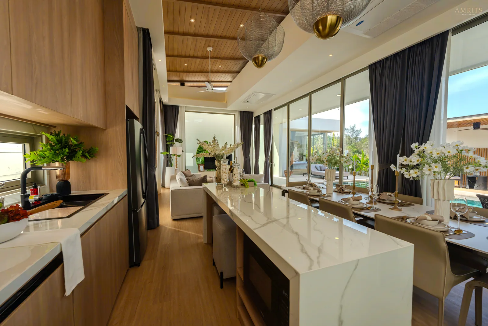 Amrits Luxury Villas, Nai Yang, Phuket: Einbauküche mit Kochinsel in der Muster-Villa