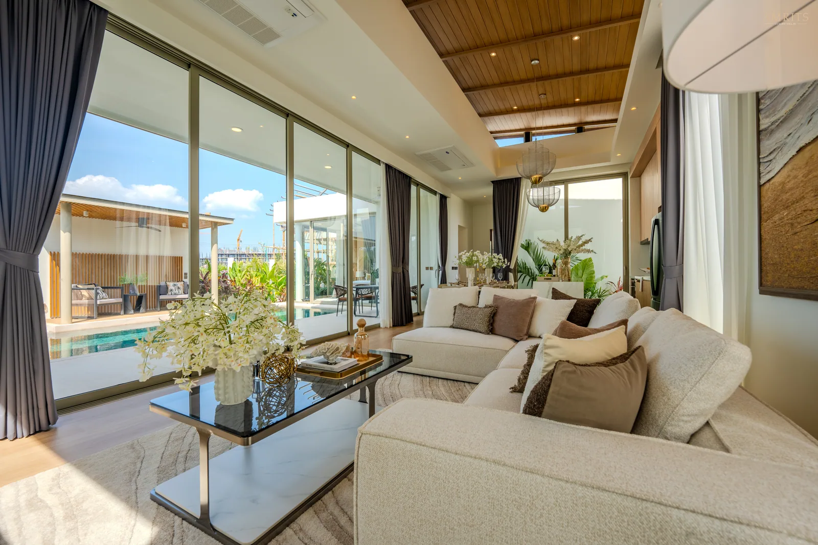 Amrits Luxury Villas, Nai Yang, Phuket: Wohnzimmer der Muster-Villa mit Zugang zum privaten Pool