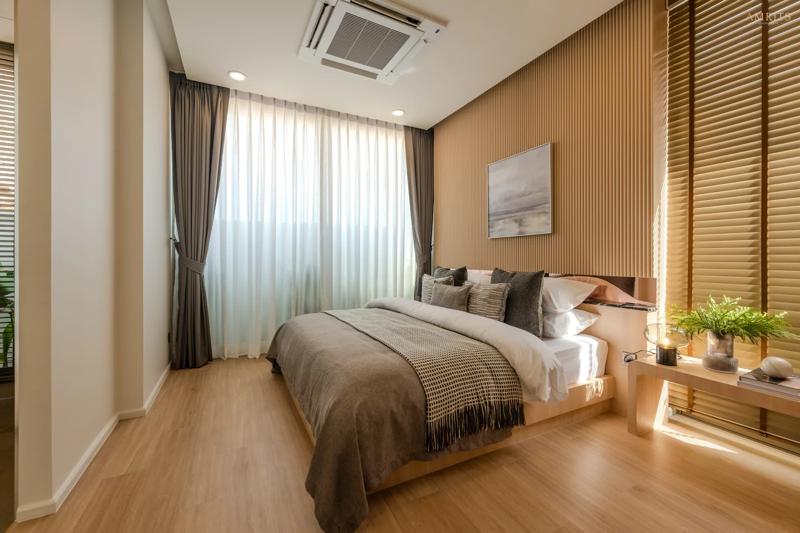 Amrits Luxury Villas, Nai Yang, Phuket: möbliertes Hauptschlafzimmer der Muster-Villa