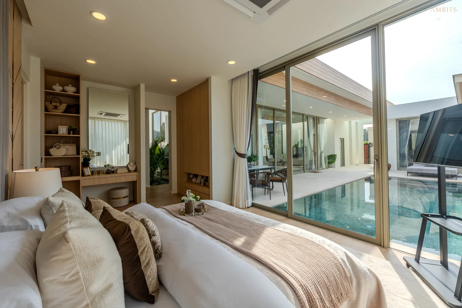 Amrits Luxury Villas, Nai Yang, Phuket: Schlafzimmer mit Blick auf den privaten Pool