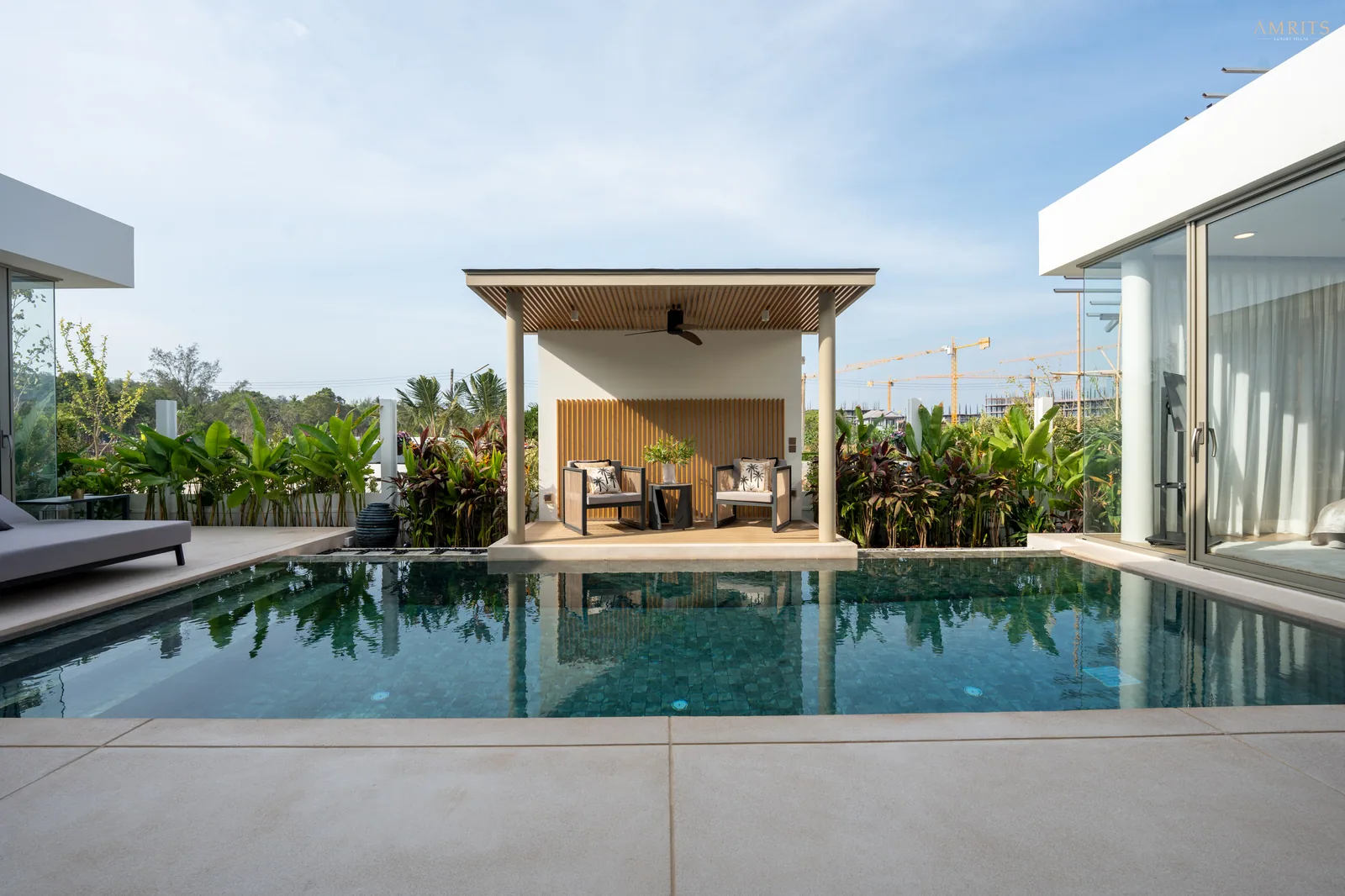 Amrits Luxury Villas, Nai Yang, Phuket: Pool der fertiggestellten Muster-Villa und überdachter Pavillon