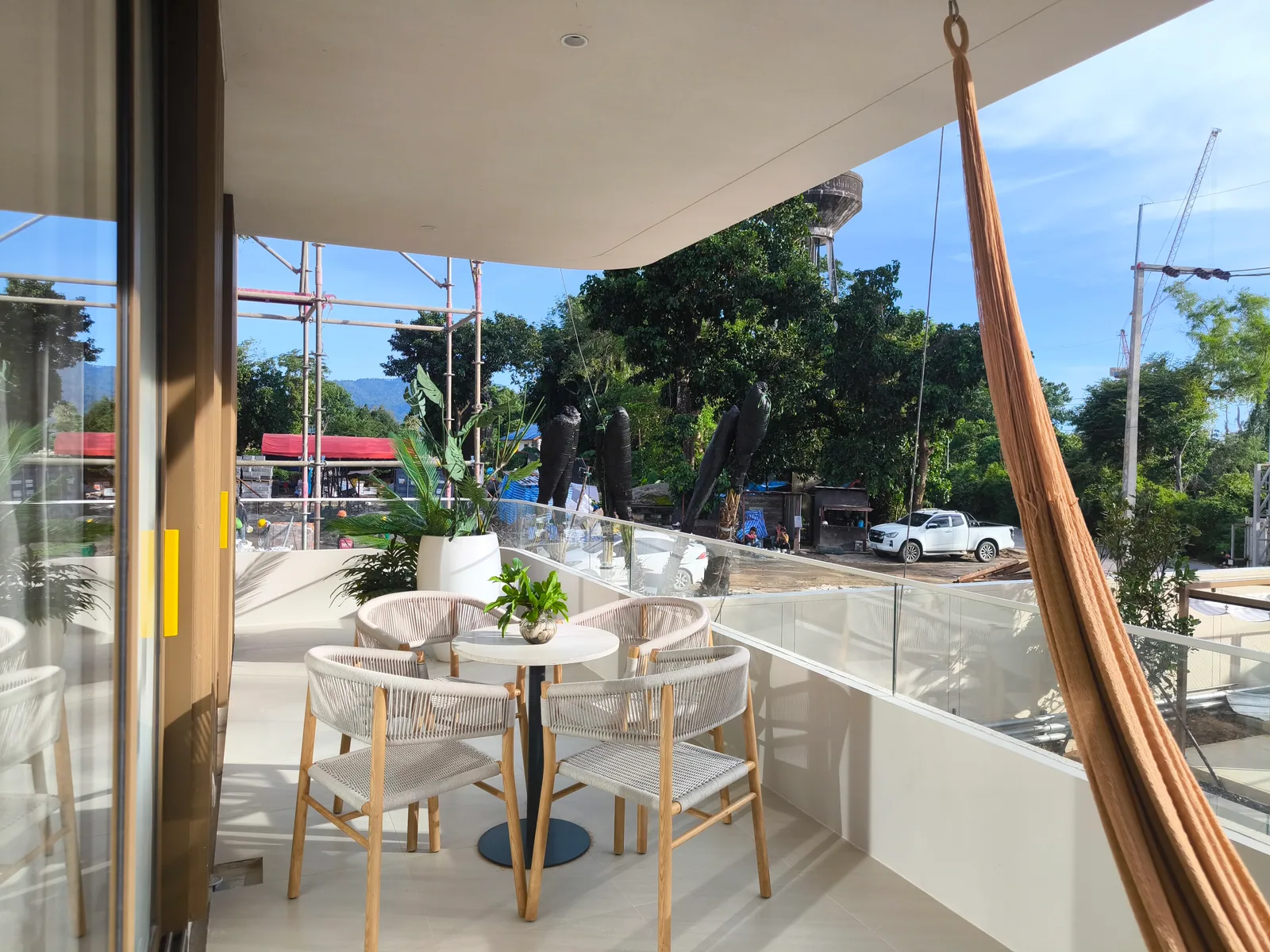 SURFHOUSE Residences, Bang Tao, Phuket: Essbereich auf dem Balkon der Musterwohnung