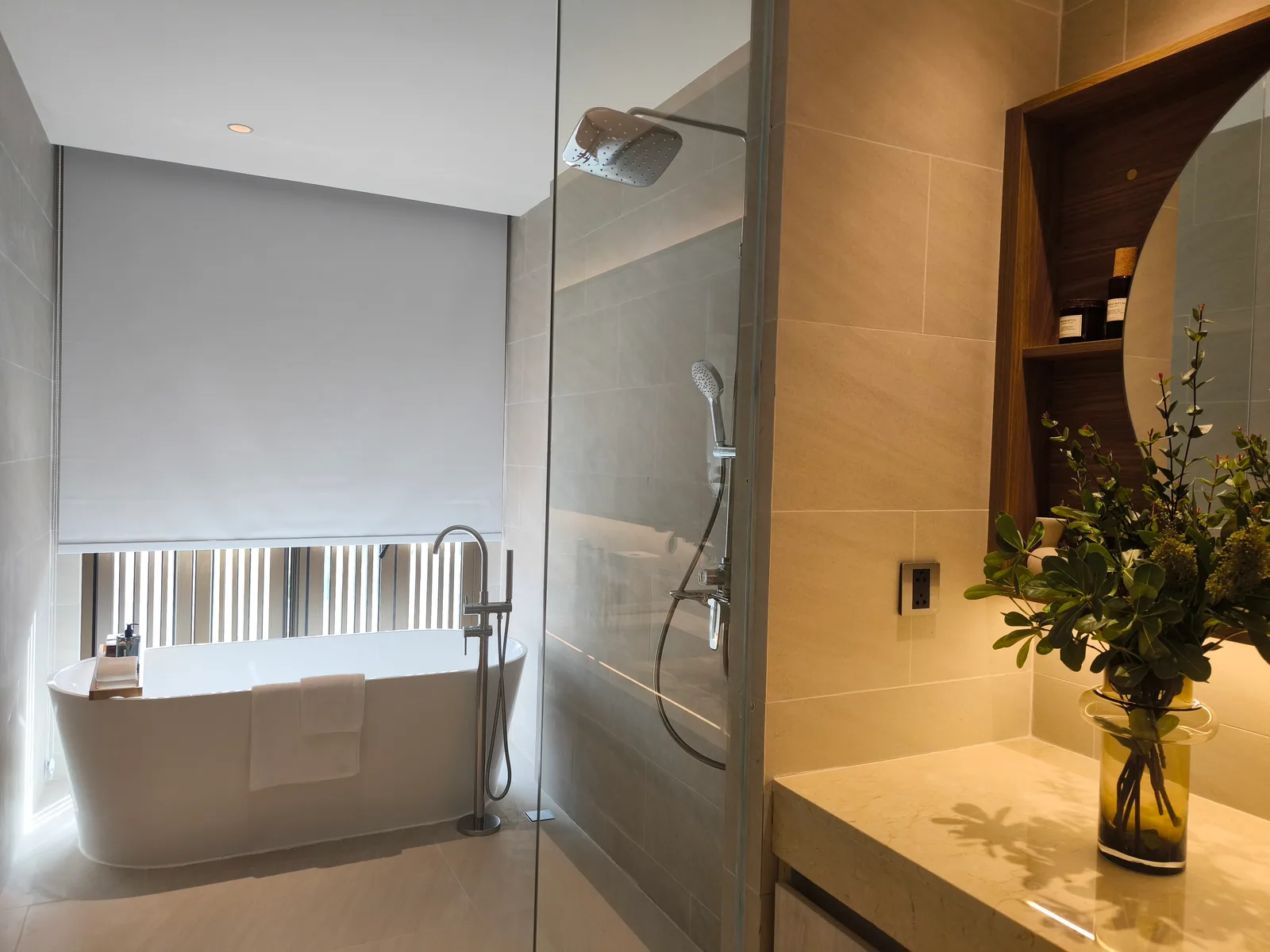 SURFHOUSE Residences, Bang Tao, Phuket: Bad mit freistehender Wanne in der Musterwohnung
