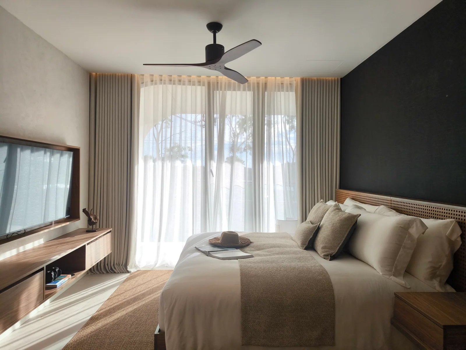 SURFHOUSE Residences, Bang Tao, Phuket: möbliertes Schlafzimmer der Musterwohnung