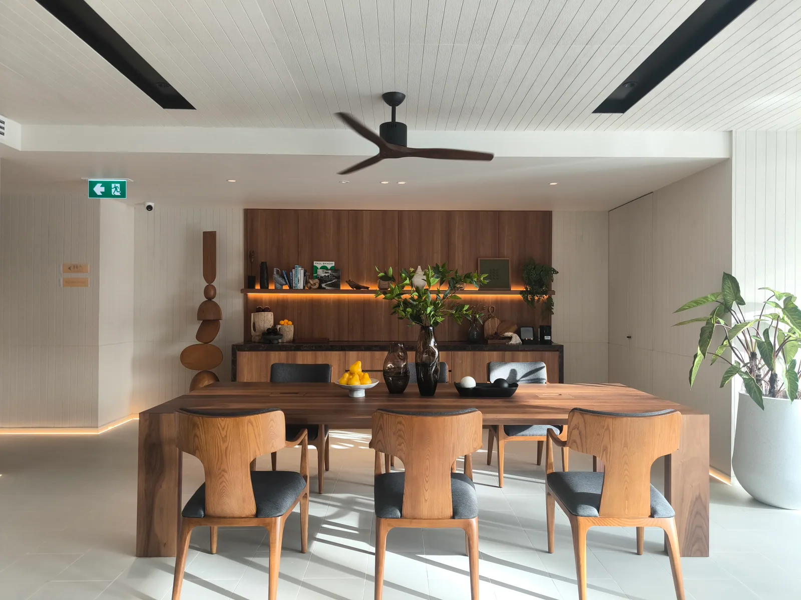 SURFHOUSE Residences, Bang Tao, Phuket: möblierter Essbereich der Musterwohnung