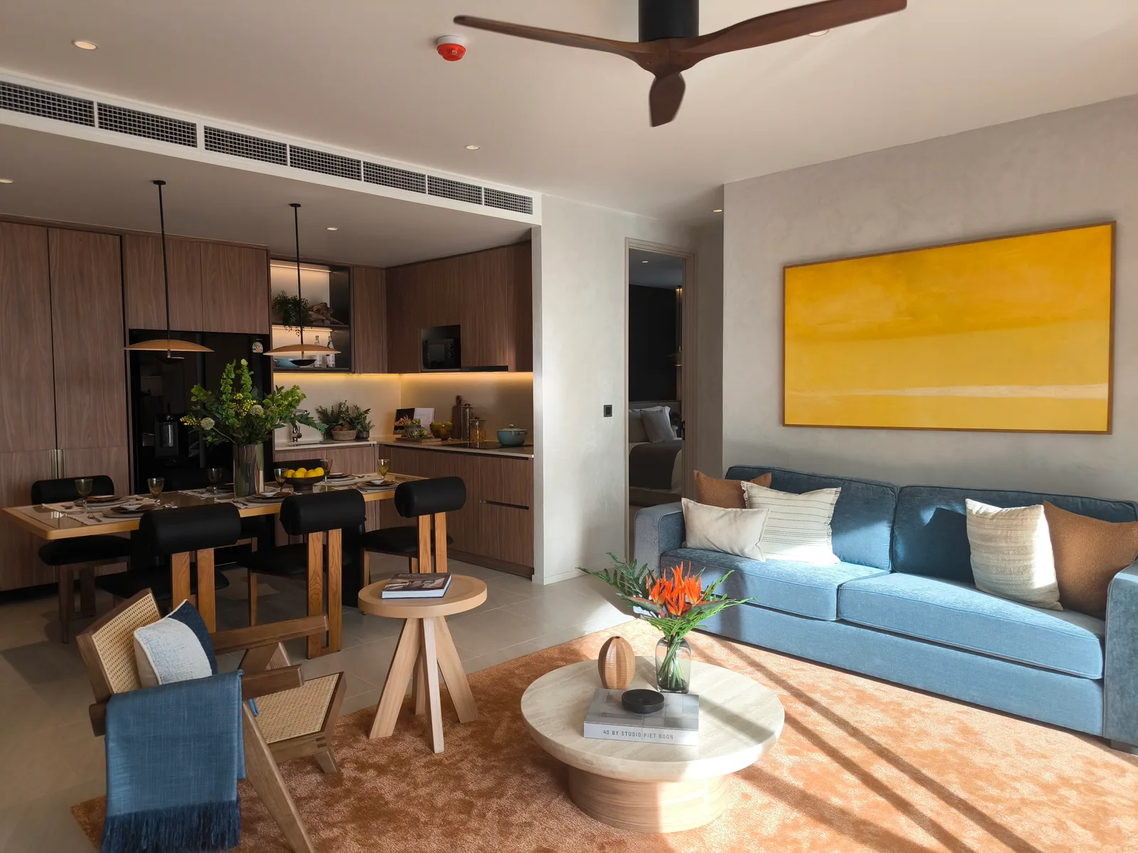 SURFHOUSE Residences, Bang Tao, Phuket: Wohn- und Essbereich der Musterwohnung