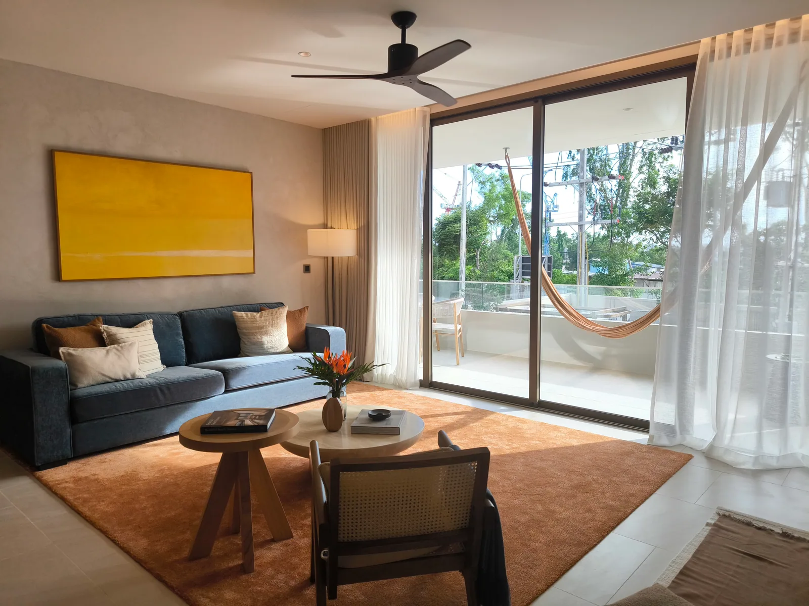 SURFHOUSE Residences, Bang Tao, Phuket: möbliertes Wohnzimmer mit Zugang zum Balkon